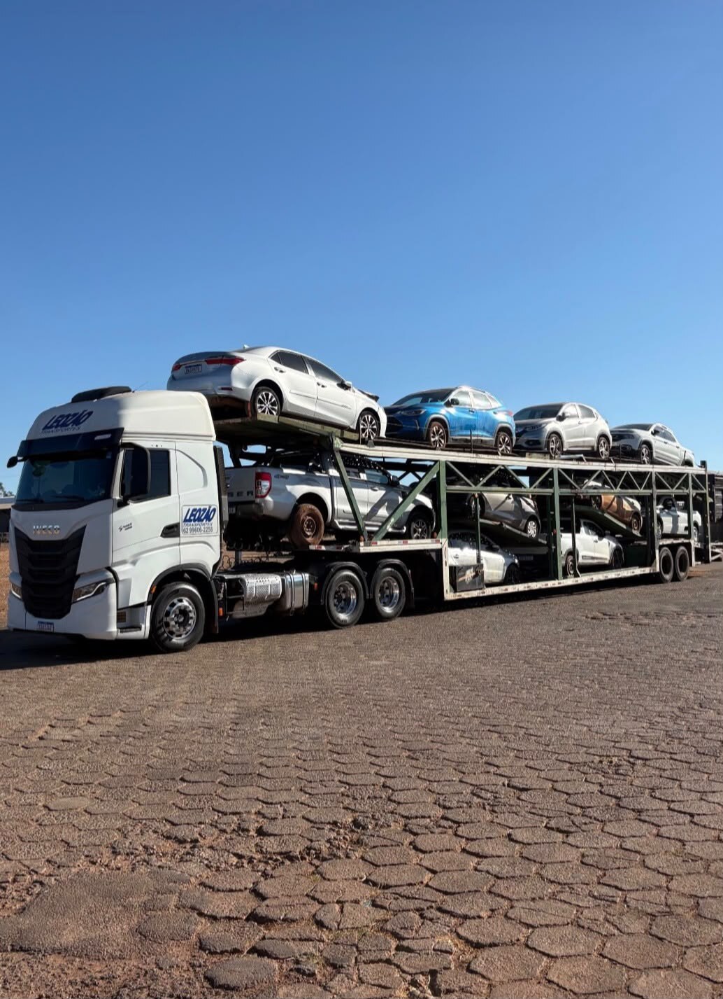 Cegonha da Leozão Transportes carregada em pátio