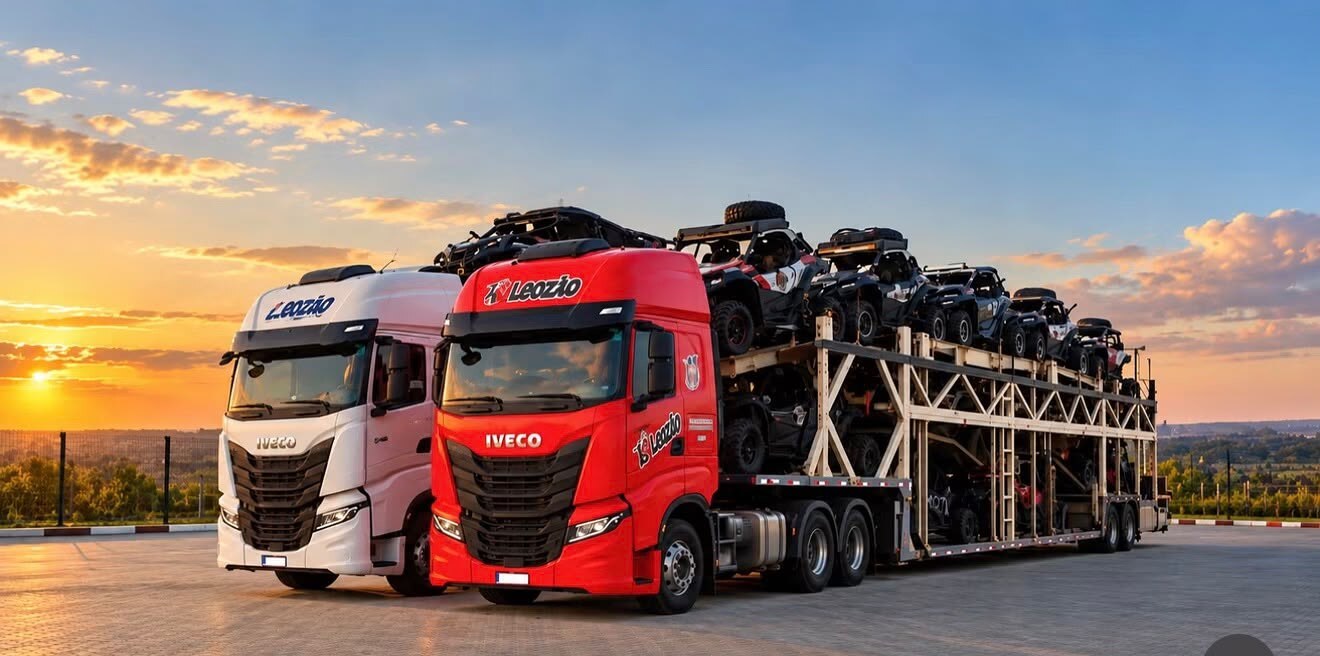 Dois caminhões-cegonha da Leozão Transportes ao pôr do sol